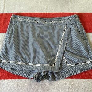 🐳 Vineyard Vines seersucker skort